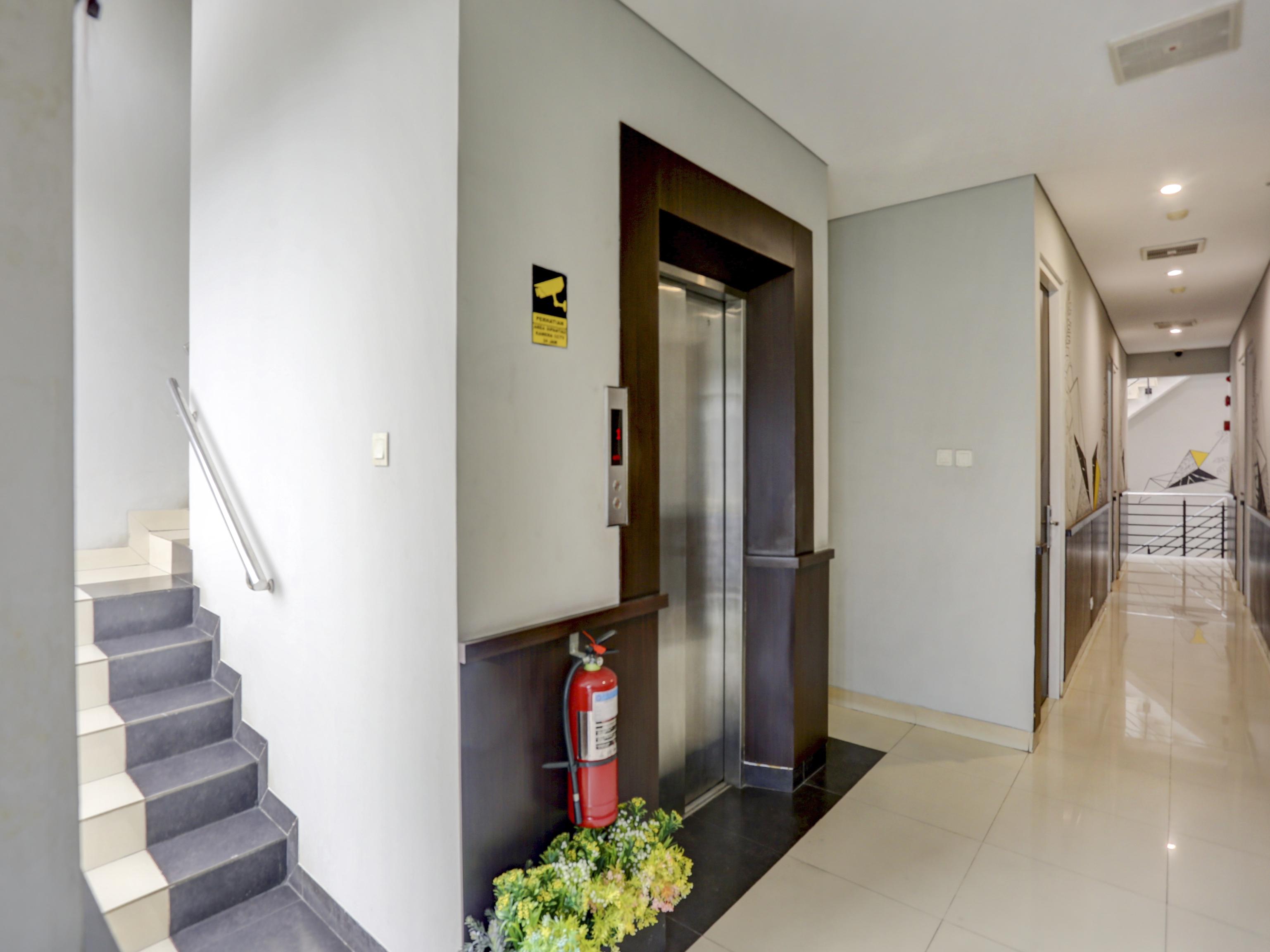Super Oyo Capital O 90056 Wisma Kebon Kacang 9 Jacarta Exterior foto